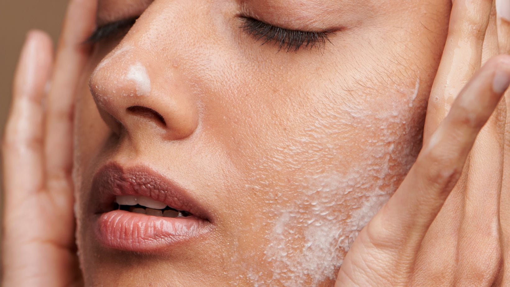 Mitos e Verdades do Skincare: Desvende as Informações Falsas e Cuide da Sua Pele com Segurança 